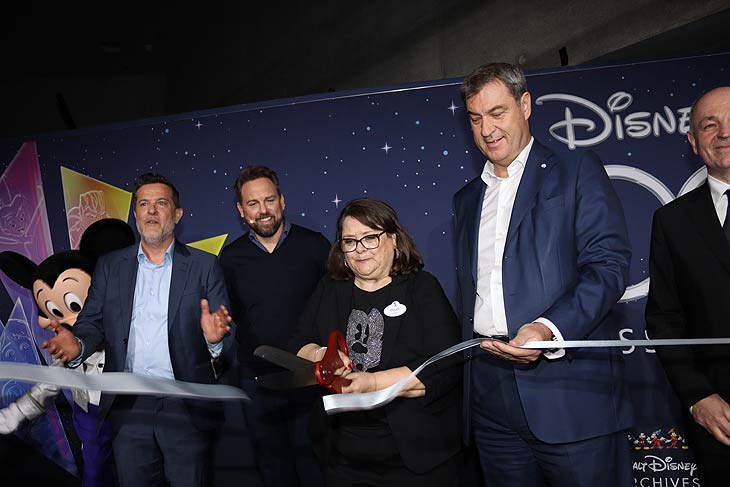 Becky Cline (Direktorin der Disney Archives) beim Ribbon Cutting @ "Disney 100 - Die Ausstellung" in der Kleinen Olympiahalle im Olympiapark (©Foto: Martin Schmitz)